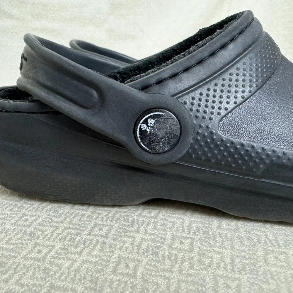 CROCS Boy's  Black Lined Sandals Flip FlopSlip On Size j2.